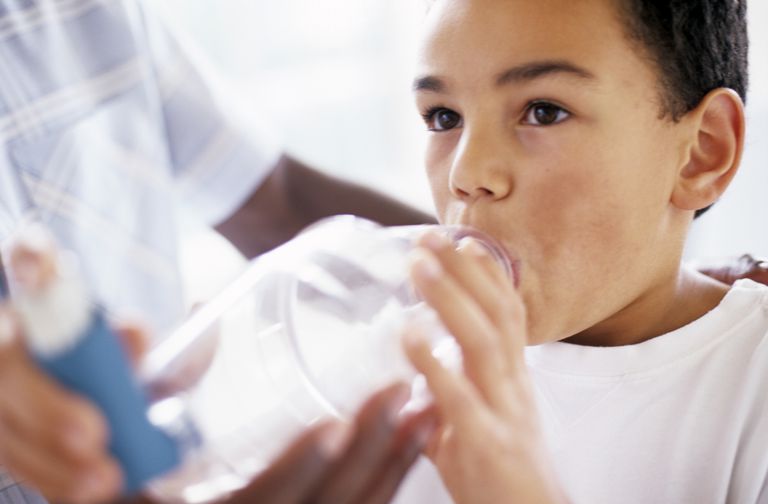 barns astma, barnets astmahandlingsplan, brug redningsmedicin, eller hende