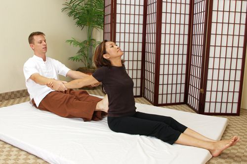thailandsk massagepose, massagepose strækker, thailandsk massagepose strækker, massagepose strækker ryggen, strækker ryggen