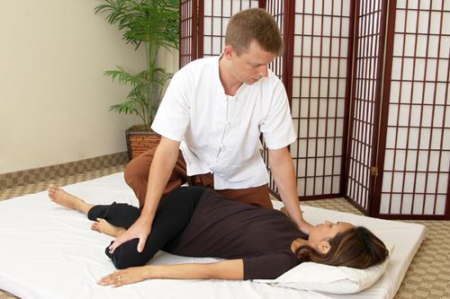 thailandsk massagepose, massagepose strækker, thailandsk massagepose strækker, massagepose strækker ryggen, strækker ryggen