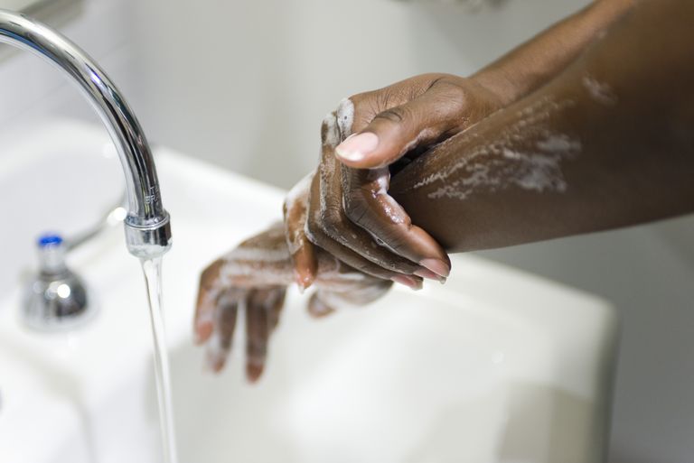 dine hænder, rindende vand, bakterier mikrober, bruge papirhåndklæde