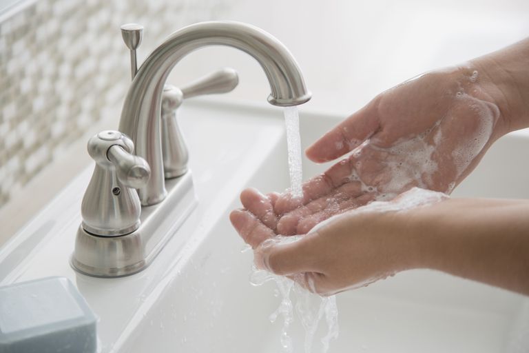 dine hænder, rindende vand, bakterier mikrober, bruge papirhåndklæde
