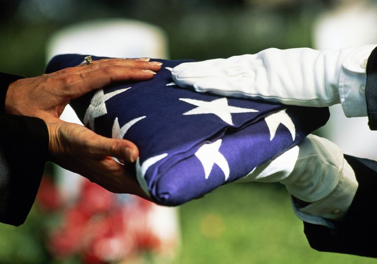 begravelse hædersbevisninger, berettiget militær, aktiv tjeneste, aktiv tjeneste eller, militær begravelse